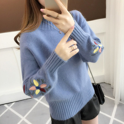 Модерен дамски пуловер с полувисока яка и бродерия на ръкавите 