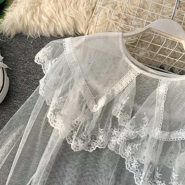 Bluză de damă modernă în alb, cu mâneci lungi și guler