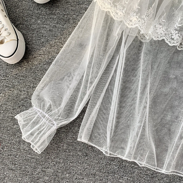 Bluză de damă modernă în alb, cu mâneci lungi și guler