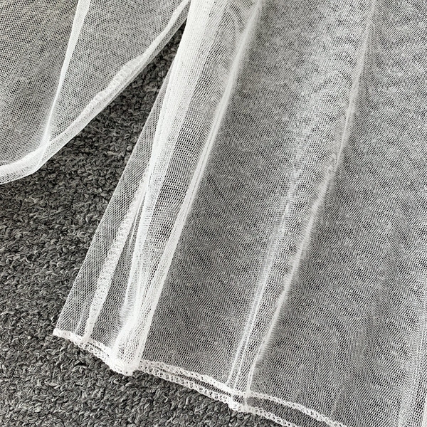 Bluză de damă modernă în alb, cu mâneci lungi și guler