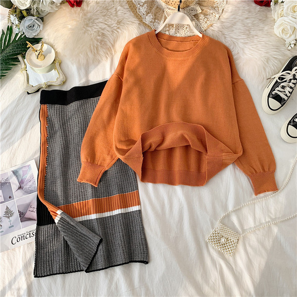 Set casual de dama care include un pulover si o fusta din tricotat subtire