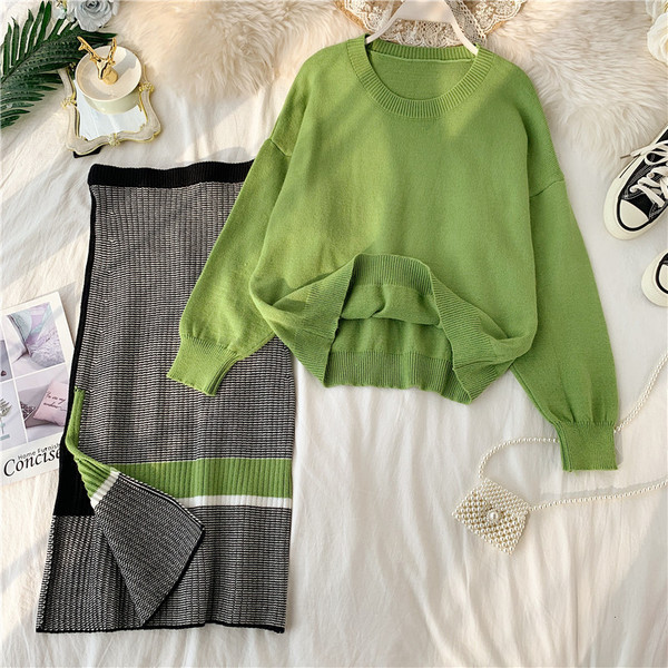 Set casual de dama care include un pulover si o fusta din tricotat subtire