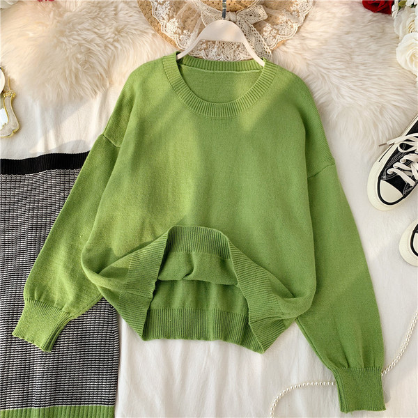 Set casual de dama care include un pulover si o fusta din tricotat subtire