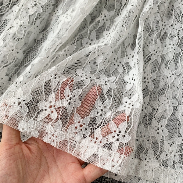 Bluza de dama moderna din dantela de culoare alb si negru