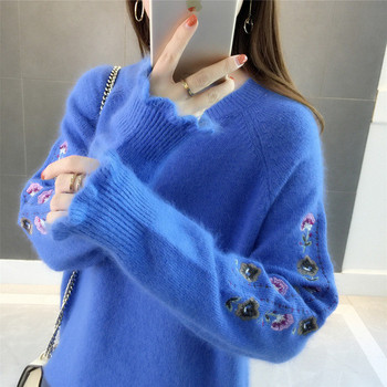 Απαλό γυναικείο πουλόβερ με ωοειδές λαιμόκοψη και κεντήματα