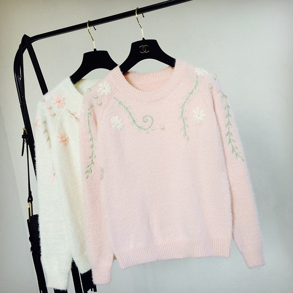 Γυναικείο πουλόβερ  με πολύχρωμα κεντήματα και στρογγυλό λαιμόκοψη