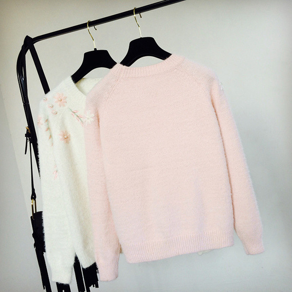 Γυναικείο πουλόβερ  με πολύχρωμα κεντήματα και στρογγυλό λαιμόκοψη