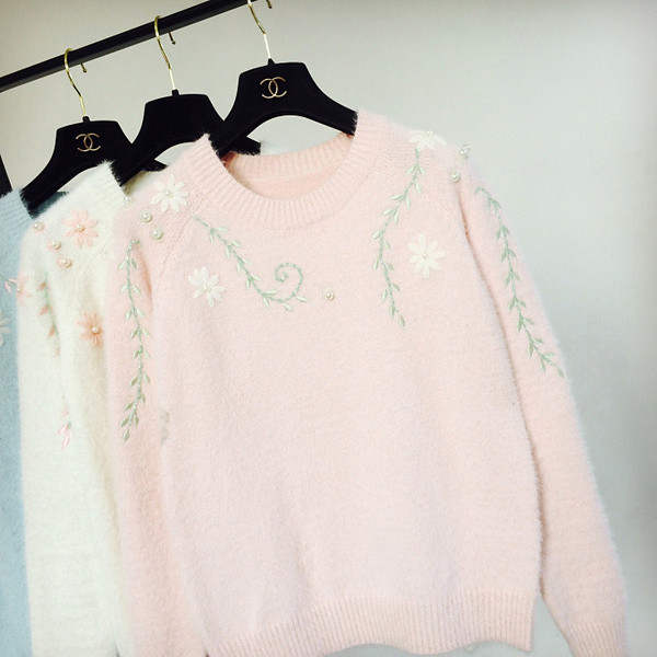 Γυναικείο πουλόβερ  με πολύχρωμα κεντήματα και στρογγυλό λαιμόκοψη