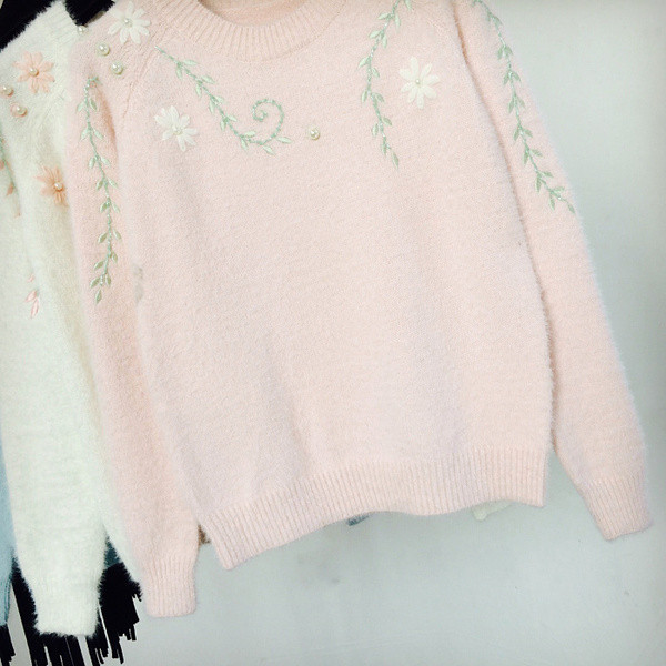 Γυναικείο πουλόβερ  με πολύχρωμα κεντήματα και στρογγυλό λαιμόκοψη