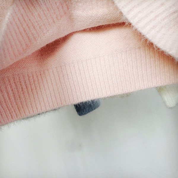 Γυναικείο πουλόβερ  με πολύχρωμα κεντήματα και στρογγυλό λαιμόκοψη