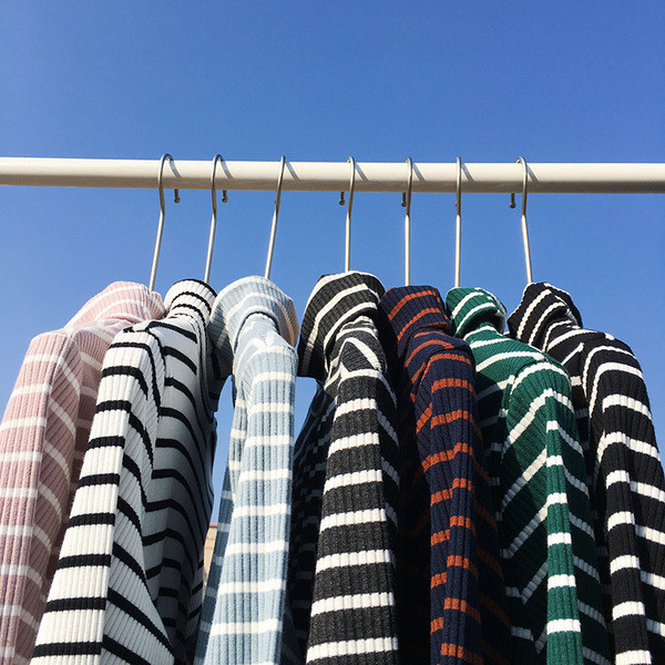 Ριγέ γυναικεία μπλούζα με δαντέλα σε διάφορα χρώματα