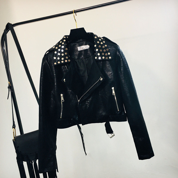 Stílusos női kabát fém lyukakkal és spitz nyakkivágással