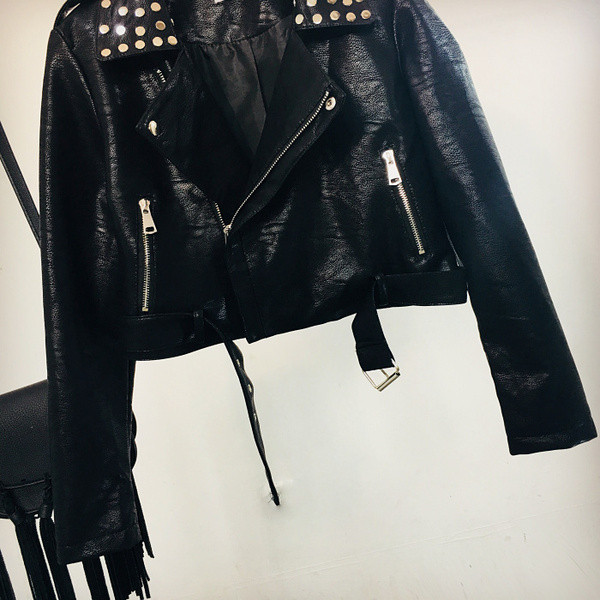 Stílusos női kabát fém lyukakkal és spitz nyakkivágással