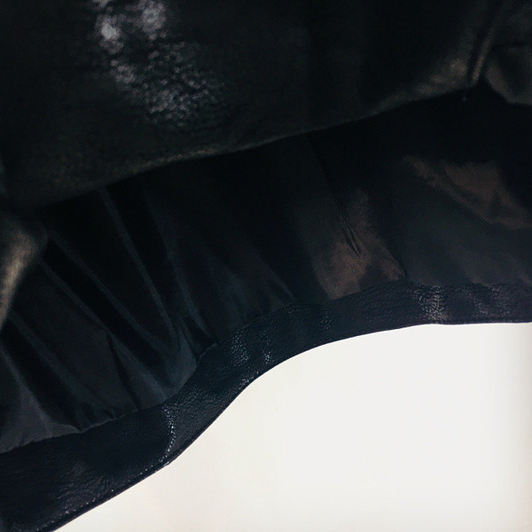 Stílusos női kabát fém lyukakkal és spitz nyakkivágással