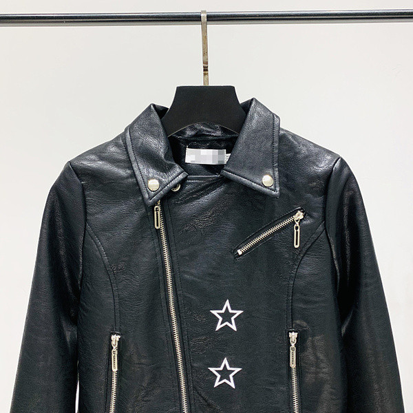 Γυναικείο έκο δερμάτινο μπουφάν με πολύχρωμα κεντήματα και μανίκια με φερμουάρ