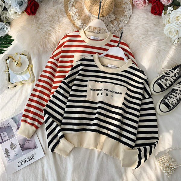 Pulover casual de dama in dungi cu decolteu oval