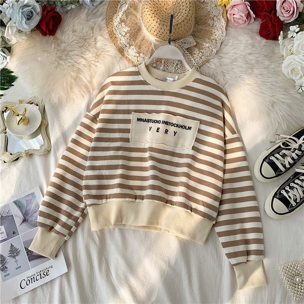 Pulover casual de dama in dungi cu decolteu oval