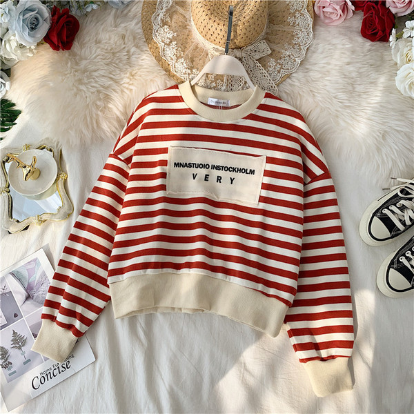 Pulover casual de dama in dungi cu decolteu oval