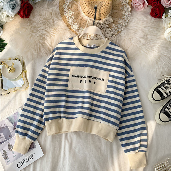 Pulover casual de dama in dungi cu decolteu oval