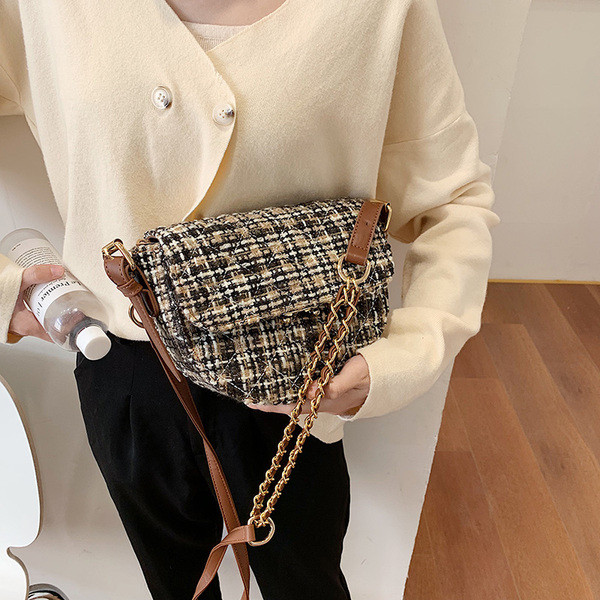 Modern női táska hosszú füllel és fém csattal