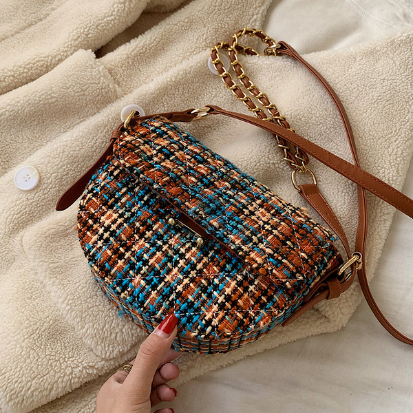 Modern női táska hosszú füllel és fém csattal