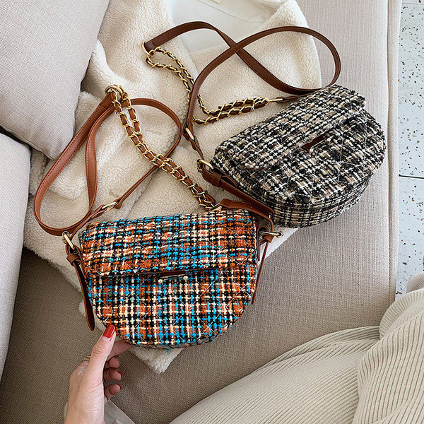 Modern női táska hosszú füllel és fém csattal