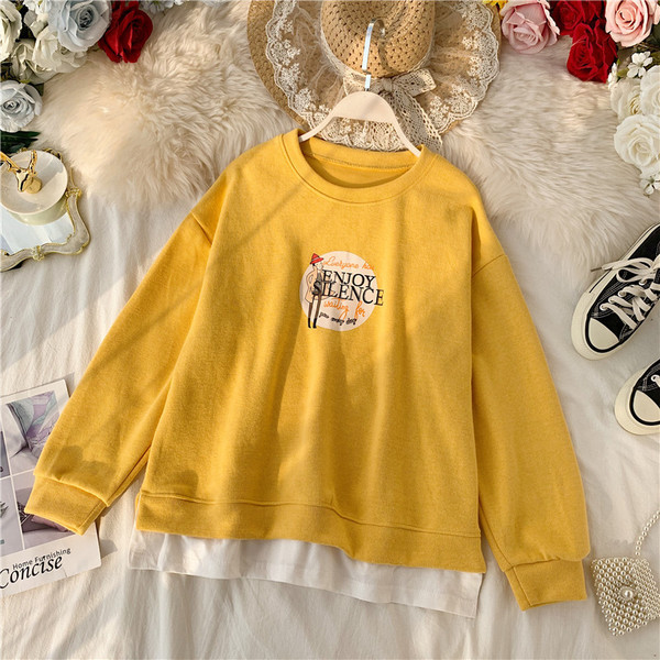 Modern női blúz ovális nyakkivágással és több színű mintával