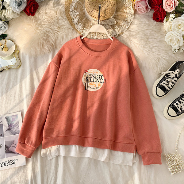 Modern női blúz ovális nyakkivágással és több színű mintával