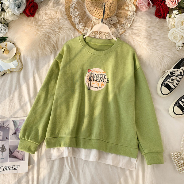 Modern női blúz ovális nyakkivágással és több színű mintával