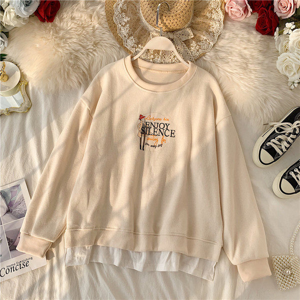 Modern női blúz ovális nyakkivágással és több színű mintával