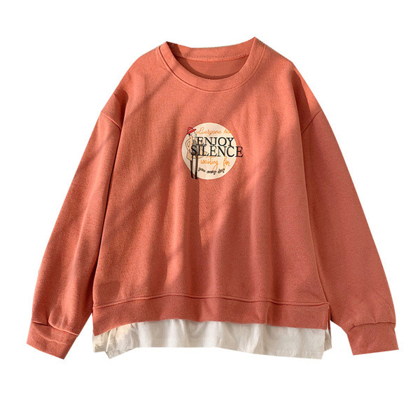 Modern női blúz ovális nyakkivágással és több színű mintával