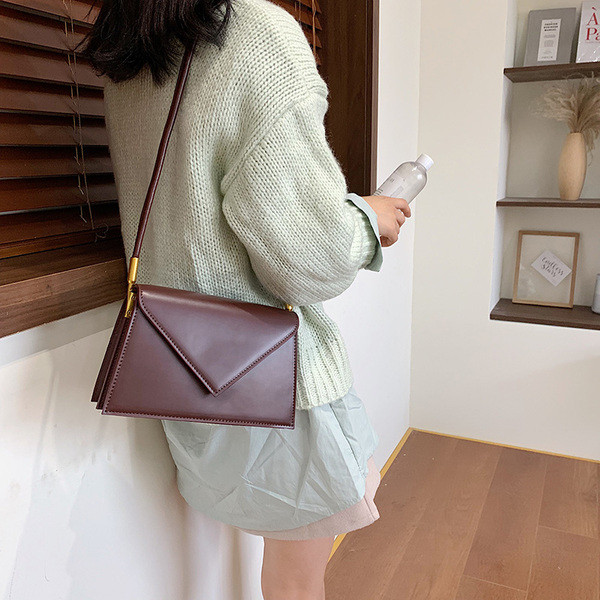 Stílusos női táska fém rögzítéssel több színben