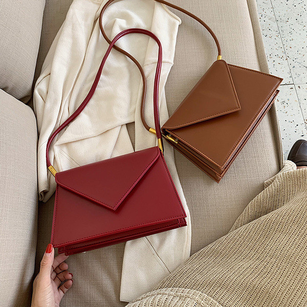 Stílusos női táska fém rögzítéssel több színben