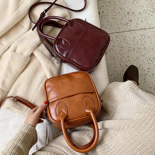 Modern női táska két fogantyúval, öko bőrből és cipzárral