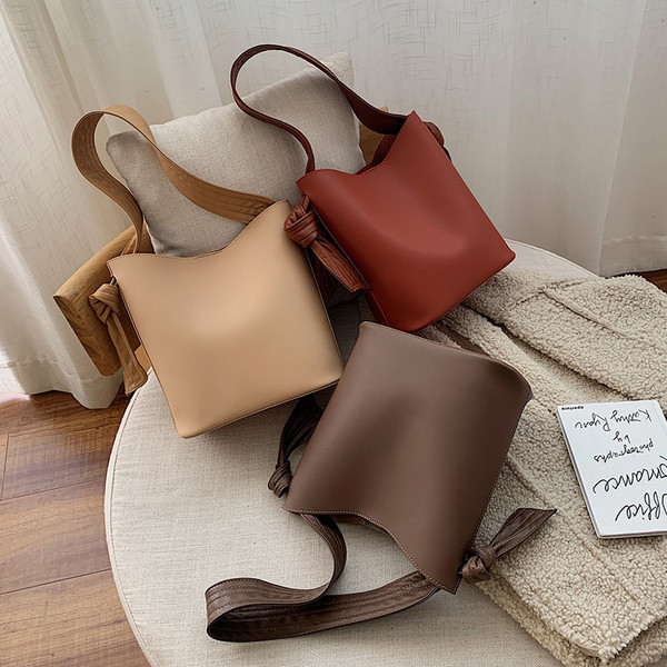 Alkalmi női táska bőr fogantyúval több színben