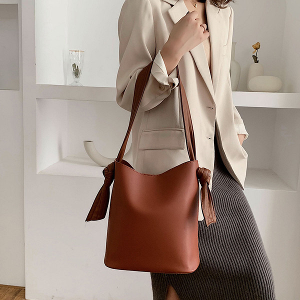 Alkalmi női táska bőr fogantyúval több színben