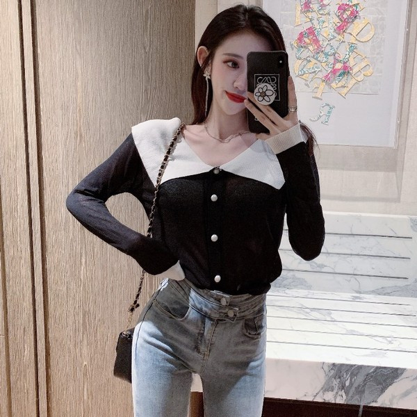 Modern női blúz V-nyakkal és gombokkal