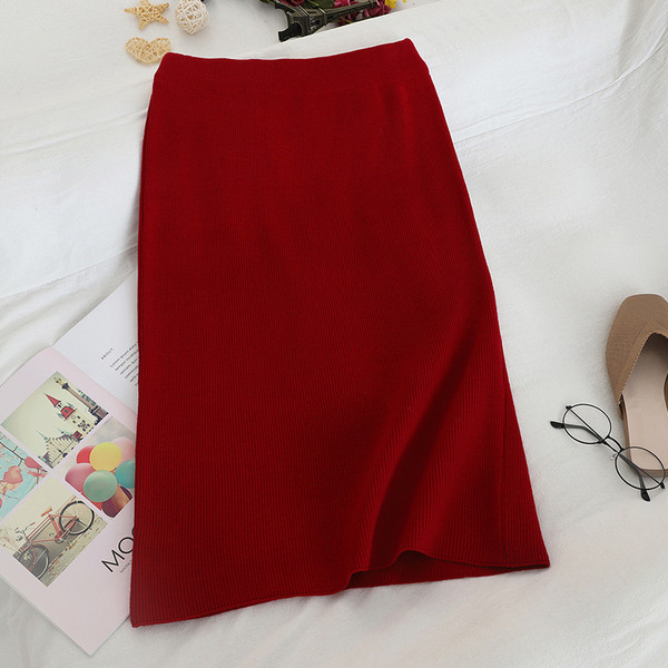 Női szett fekete és piros pulóvert és szoknyát tartalmaz