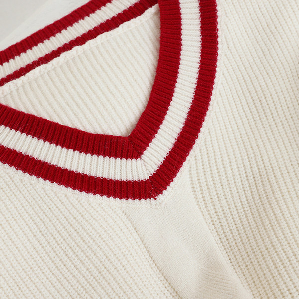 Női szett fekete és piros pulóvert és szoknyát tartalmaz