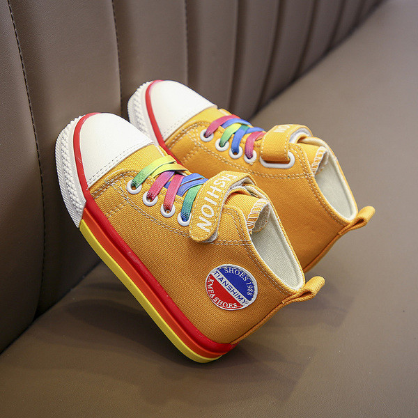 Napi gyerek tornacipő fiúknak három színben nyakkendővel és felirattal