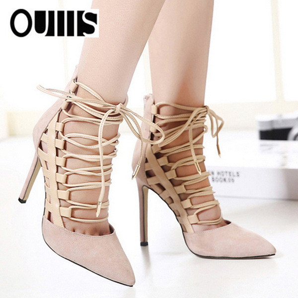 Stílusos női magassarkú cipő fekete és bézs színű keresztkötéssel