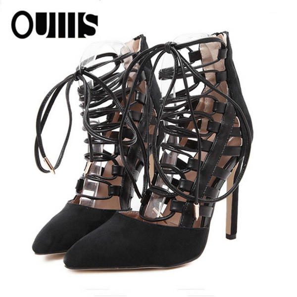 Stílusos női magassarkú cipő fekete és bézs színű keresztkötéssel