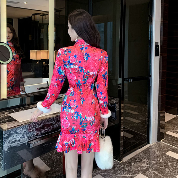 Hétköznapi női ruha hosszú ujjal és lefelé