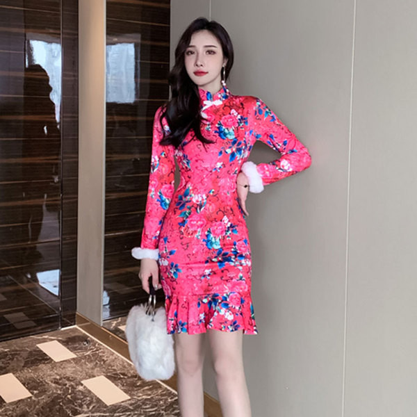 Hétköznapi női ruha hosszú ujjal és lefelé