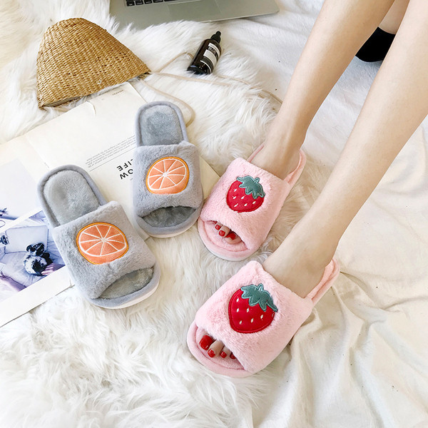 Több színben hímzéssel ellátott női papucs