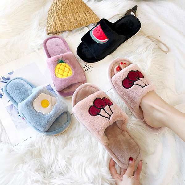 Több színben hímzéssel ellátott női papucs