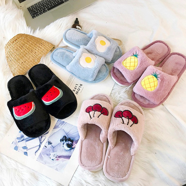 Több színben hímzéssel ellátott női papucs