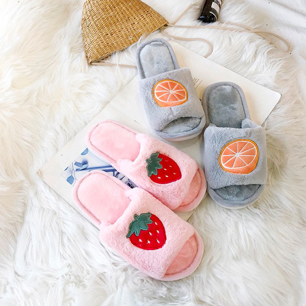 Több színben hímzéssel ellátott női papucs