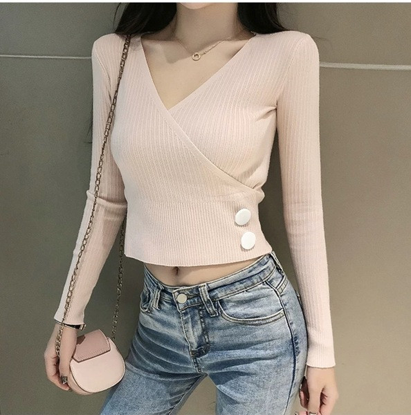 Testhezálló női blúz V-nyakkal és gombokkal