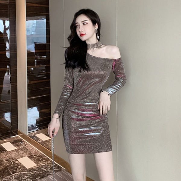 Stílusos női ruha hosszú ujjal és csupasz váll